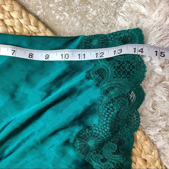 VTG VS | Slip Nightgown & Robe - Picture 14 of 14